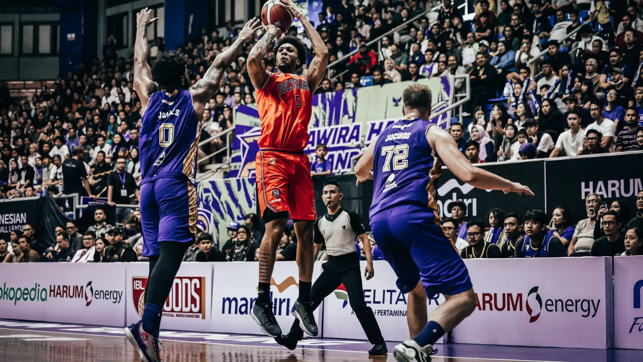 Pemain asing Pelita Jaya KJ McDaniels beraksi pada laga pertama IBL 2024