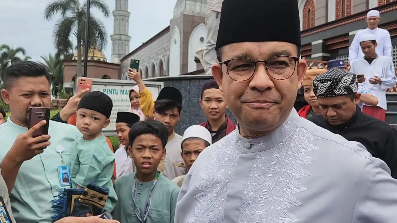 Calon presiden Anies Baswedan usai melaksanakan salat jumat di Masjid Dian Al Mahri, Limo, Depok.