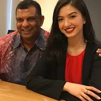 Pemeran dan penyanyi cantik Raline Shah diangkat menjadi Komisaris Independen Air Asia Indonesia. Perempuan yang mengawali kariernya dari modeling itu diharapkan bisa membawa perusahaan lebih baik. (Instargam/tonyfernandes)