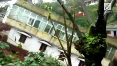 Detik-detik sebuah rumah terseret tanah longsor di India. Diketahui wilayah iIndia Selatan dilanda hujan lebat selama sepekan yang memicu terjadinya banjir dan tanah longsor.