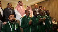 Atlet Arab Saudi yang berpartisipasi di test event Asian Games 2018 beramah tamah dengan Duta Besar Arab Saudi untuk Indonesia, Osama bin Mohammed Abdullah Al Shuaibi (empat dari kanan), di Menteng, Jakarta, Selasa (13/2/2018). (Bola.com/Yus Mei Sawitri)