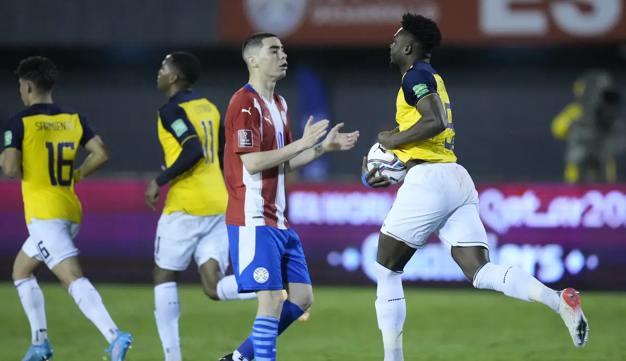 Dengan satu laga tersisa, Ekuador menempati peringkat ke-3 klasemen Zona Conmebol di bawah Brasil dan Argentina. Jordy Caicedo dkk mengoleksi 25 poin dari 17 laga dan dipastikan tidak akan terkejar Peru, Kolombia dan Cile yang menghuni posisi 5 hingga 7. (AP/Jorge Saenz)