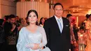 Annisa Pohan kembali mendampingi AHY di acara pernikahan kerabatnya. Ia tampil cantik mengenakan kebaya dan kain serba biru muda yang lembut. [Foto: Instagram/annisayudhoyono]