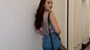 OOTD denim on denim, Aaliyah Massaid memadukan backless top tanpa lengan dengan celana jeans. [Foto: Instagram/aaliyah.massaid]