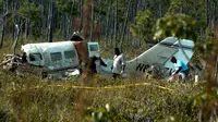 Proses Evakuasi Jenazah dan Puing-Puing Pesawat Cessna yang Dinaiki oleh Aaliyah dan Kru Produksi. (Foto: AP)