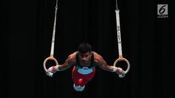 Atlet timnas Indonesia Dwi Samsul Arifin cabang olahraga senam artistik putra saat beraksi dalam Sea Games 2017 di Mitec, Kuala Lumpur, Malaysia, Selasa (22/8). Dwi berhasil mendapatkan medali perunggu dengan skor 13.100. (Liputan6.com/Faizal Fanani)