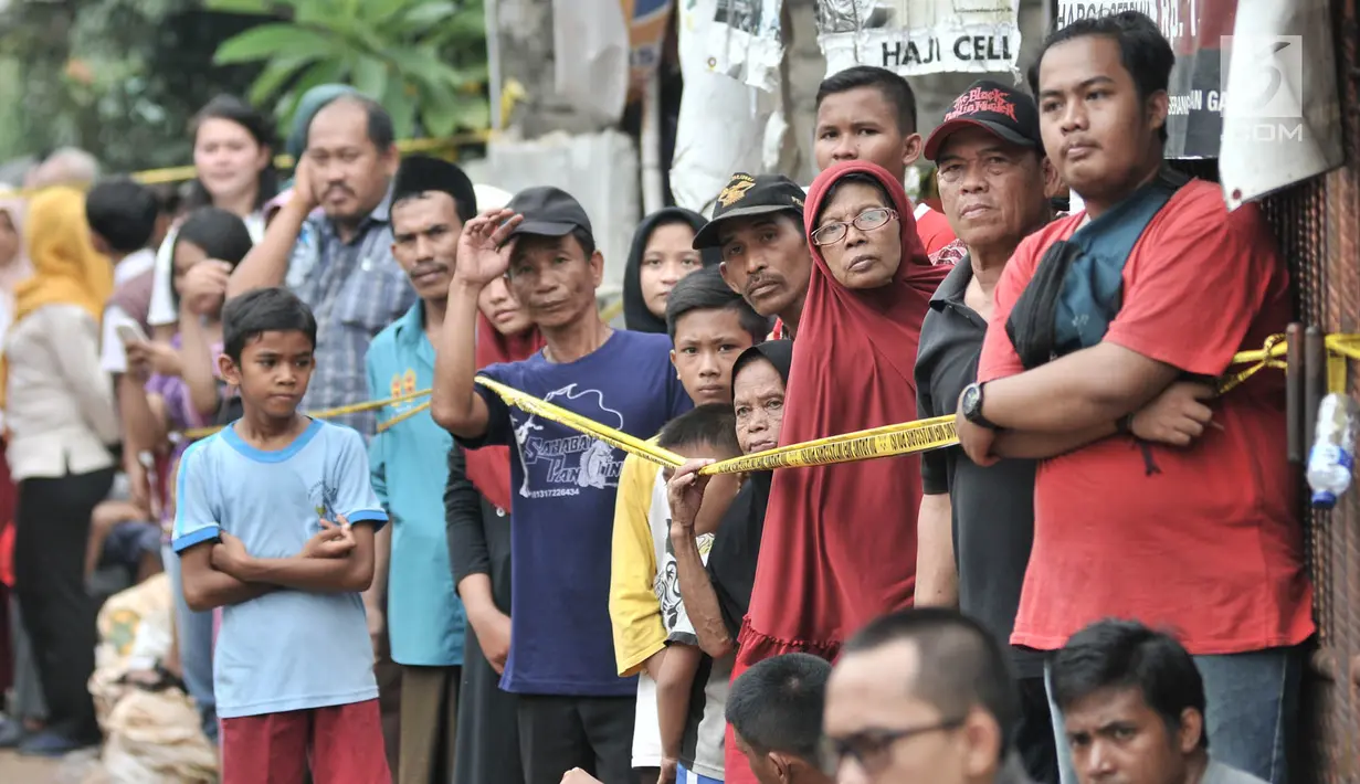 Kerumunan warga setempat menyaksikan rekonstruksi pembunuhan satu keluarga di Bojong Nangka II, Bekasi, Jawa Barat, Rabu (21/11). Rekonstruksi ini terkait pembunuhan satu keluarga dengan tersangka Haris Simamora. (Merdeka.com/Iqbal S. Nugroho)