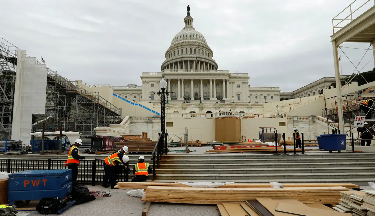Kesibukan pekerja konstruksi saat membuat panggung untuk acara pelantikan Presiden terpilih Donald Trump di U.S. Capitol, Washington, Kamis (8/12). (REUTERS/Jonathan Ernst)