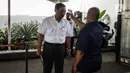 Menko Kemaritiman dan Investasi Luhut Binsar Panjaitan menjalani pemeriksaan suhu tubuh saat akan memasuki Kompleks Istana Kepresidenan, Jakarta, Selasa (3/3/2020). Istana Kepresidenan memperketat pemeriksaan untuk mencegah penyebaran virus corona (COVID-19). (Liputan6.com/Faizal Fanani)