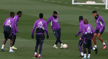 Penyerang Real Madrid, Karim Benzema (Tengah) dan rekan setimnya mengikuti sesi latihan di kompleks latihan Ciudad Real Madrid di Valdebebas, pinggiran kota Madrid, Rabu (1/3/2023). Real Madrid akan bertanding melawan Barcelona pada leg pertama semifinal Copa del Rey (Piala Raja) di di Stadion Santiago Bernabeu, Jumat 3 Maret 2023, pukul 03.00 WIB. (AFP/Pierre-Philippe Marcou)