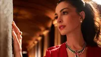 Anne Hathaway Tampil bak Miranda Priestly, Kalung Safir Langka 26,65 Karat Disorot