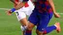 Penyerang Barcelona, Luis Suarez menggiring bola dari kejaran bek Athletic Bilbao, Unai Nunez pada lanjutan La Liga Spanyol  di stadion Camp Nou, Barcelona (23/6/2020). Barcelona menang tipis atas Bilbao 1-0 berkat gol tunggal Ivan Rakitic. (AFP/Pau Barrena)