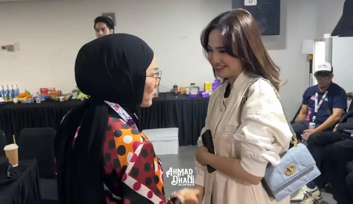 Penampilan kasual Syifa semakin memikat dengan aksesori sebagai pelengkap. Diketahui, Syifa menenteng tas branded keluaran rumah mode mewah Dior. [YouTube/Ahmad Dhani Dalam Berita].