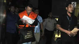 Jaksa Kejaksaan Negeri Yogyakarta Eka Safitra usai menjalani pemeriksaan 1x24 jam pascaterjaring OTT, Gedung KPK, Jakarta, Selasa (20/8/2019). Eka diduga menerima suap dari Direktur Utama PT Manira Arta Mandiri (Mataram) Gabriella Yuan Ana terkait lelang proyek. (merdeka.com/Dwi Narwoko)