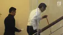 Menkumham Yasonna Hamonangan Laoly menaiki tangga untuk menjalani pemeriksaan di KPK, Jakarta, Senin (2/7).  Yasonna diperiksa saat menjadi Anggota DPR sebagai saksi terkait kasus dugaan korupsi proyek KTP Elektronik. (Merdeka.com/Dwi Narwoko)