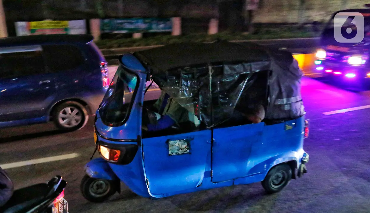 Memasuki H-4 Lebaran Idul Fitri 2023, iring-iringan pemudik dengan kendaraan bermotor dari Jakarta menuju Jawa Tengah dan Jawa Timur semakin ramai. (Liputan6.com/Angga Yuniar)