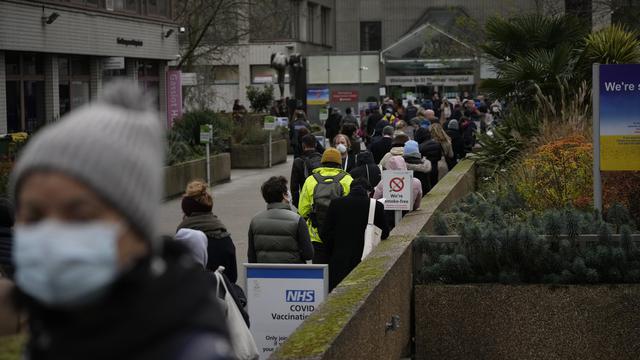 Antrean Panjang Vaksin Booster COVID-19 di Inggris