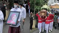 Dikebumikan di Samping Suami, Ini 6 Prosesi Pemakaman Ibunda Jokowi