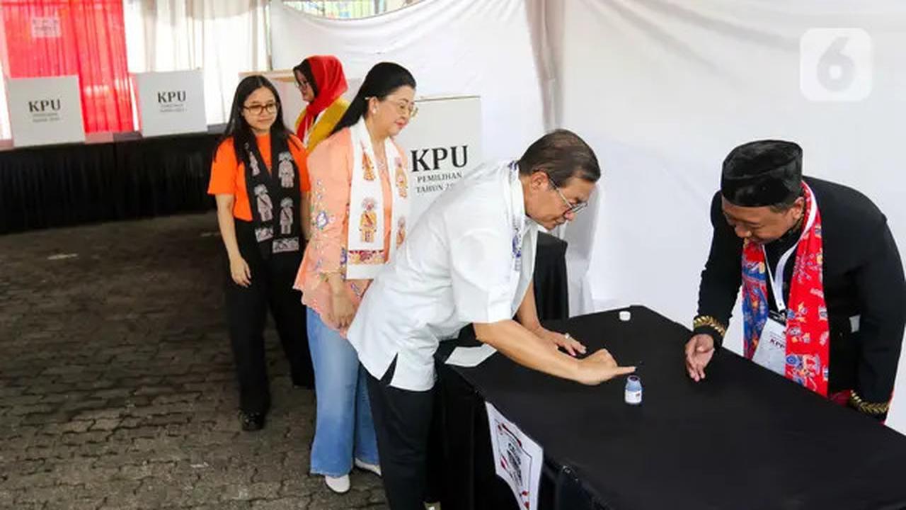 Ditemani Istri dan Anaknya, Pramono Anung Gunakan Hak Pilihnya di TPS 046 Cipete Selatan