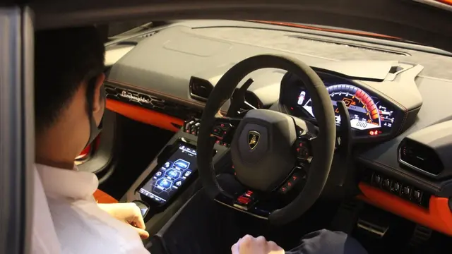 Pembeli mencoba Lamborghini Huracan EVO AWD