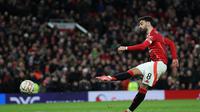 Gelandang Manchester United asal Portugal Bruno Fernandes mencetak gol penalti dalam adu penalti dalam pertandingan sepak bola putaran kelima Piala FA Inggris antara Manchester United dan Fulham di Old Trafford di Manchester, Inggris barat laut, pada 2 Maret 2025.Darren Staples / AFP