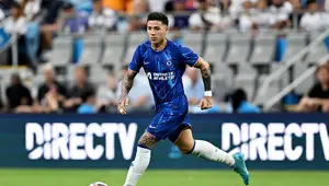 Enzo Fernandez menggiring bola saat Chelsea menghadapi Real Madrid pada uji coba terakhir di Amerika Serikat. (Bola.com/Dok. Chelsea)