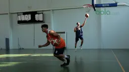 Dua pemain Pelita Jaya saat berlatih di Istana Kana, Jakarta, (13/04/2018). Pelita Jaya akan melawan Satria Muda pada laga final IBL 19, 21, dan 22 april 2018. (Bola.com/Nick Hanoatubun)