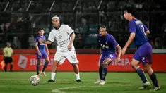 Ronaldinho kembali turun ke lapangan hijau. Mantan bintang Barcelona itu turut ambil bagian dalam acara trofeo Meet the Star di Stadion Kanjuruhan, Kabupaten Malang, Minggu (26/6/2022). (Bola.com/Iwan Setiawan)