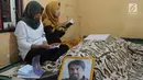 Keluarga berdoa di samping mendiang terpidana mati kasus penyelundupan narkoba Zulfikar Ali  di Desa Ciangka, Ciampe, Bogor (2/6). Zulfikar Ali  merupakan warga negara Pakistan. (Merdeka.com/Arie Basuki)