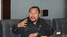 Ia dengan lantang mengatakan bahwa melanggar peraturan adalah hak anggota dewan. Tidak berhenti sampai disitu, ia pun menantang para wartawan untuk membesar-besarkan masalah ini ke media.