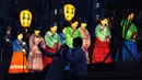 Sepasang kekasih berswafoto dengan lentera bercahaya selama perayaan Tahun Kelinci 2023 mendatang di Lapangan Gwanghwamun, Seoul, Korea Selatan, Senin (19/12/2022). Festival Lentera ini akan berlangsung dari 19-31 Desember 2022. (AP Photo/Ahn Young-joon)