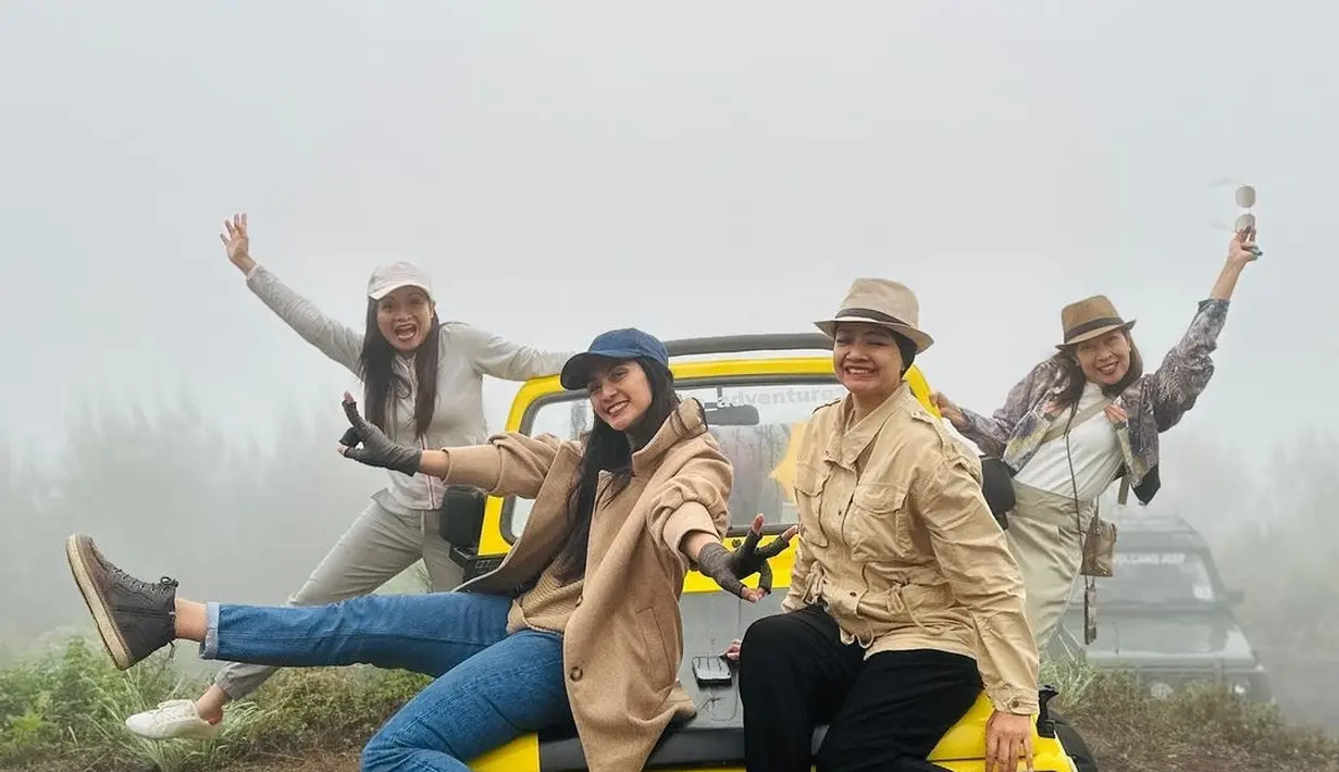 Inilah potret Maudy Koesnaedi bareng teman dan sahabatnya yang sebaya. Mereka kompak bak geng yang tengah menghabiskan waktu liburan bersama. Namun yang tak kalah jadi sorotan, gaya wanita 48 tahun saat berpose ini mencuri perhatian. (Liputan6.com/IG/@maudykoesnaedy)