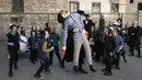 Seorang pria membawa boneka yang melambangkan figur Haman untuk perayaan purim di Yerusalem (8/3). Perayaan ini sebagai bentuk peringatan orang Yahudi bebas dari rencana jahat Haman. (AFP/Menahem Kahana)