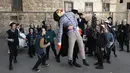 Seorang pria membawa boneka yang melambangkan figur Haman untuk perayaan purim di Yerusalem (8/3). Perayaan ini sebagai bentuk peringatan orang Yahudi bebas dari rencana jahat Haman. (AFP/Menahem Kahana)