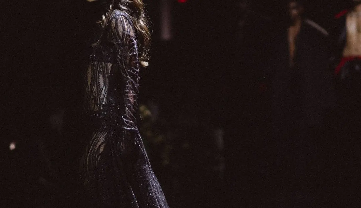 Tanpa alas kaki, Valerie Thomas semakin terlihat horor dengan bold makeup dan pipi super tirus [@valerieethomas]