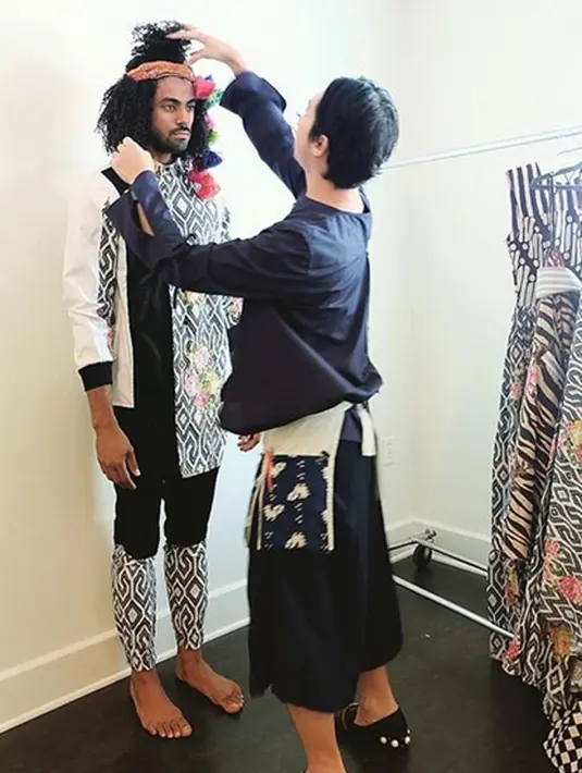 Bersamaan dengan Hari Batik Nasional di Indonesia (2/10), Ivan Gunawan yang akrab disapa Igun ini mengangkat tema batik Toraja yang dipadukan dengan berbagai motif dan warna. (Instagram/Ivan_gunawan)