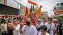 Warga keturunan Tionghoa mengarak joli atau tandu dalam Festival Cap Go Meh 2023 di kawasan Glodok, Jakarta, Minggu (5/2/2023). Warga keturunan Tionghoa meyakini dalam perayaan Cap Go Meh para dewa keluar dari surga untuk membagikan keselamatan, kesejahteraan, dan nasib baik. (Liputan6.com/Faizal Fanani)