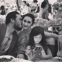 Nafa Urbach, Zack Lee, dan anak mereka, Mikhaela Lee Jowono. (Instagram - @nafaurbach)