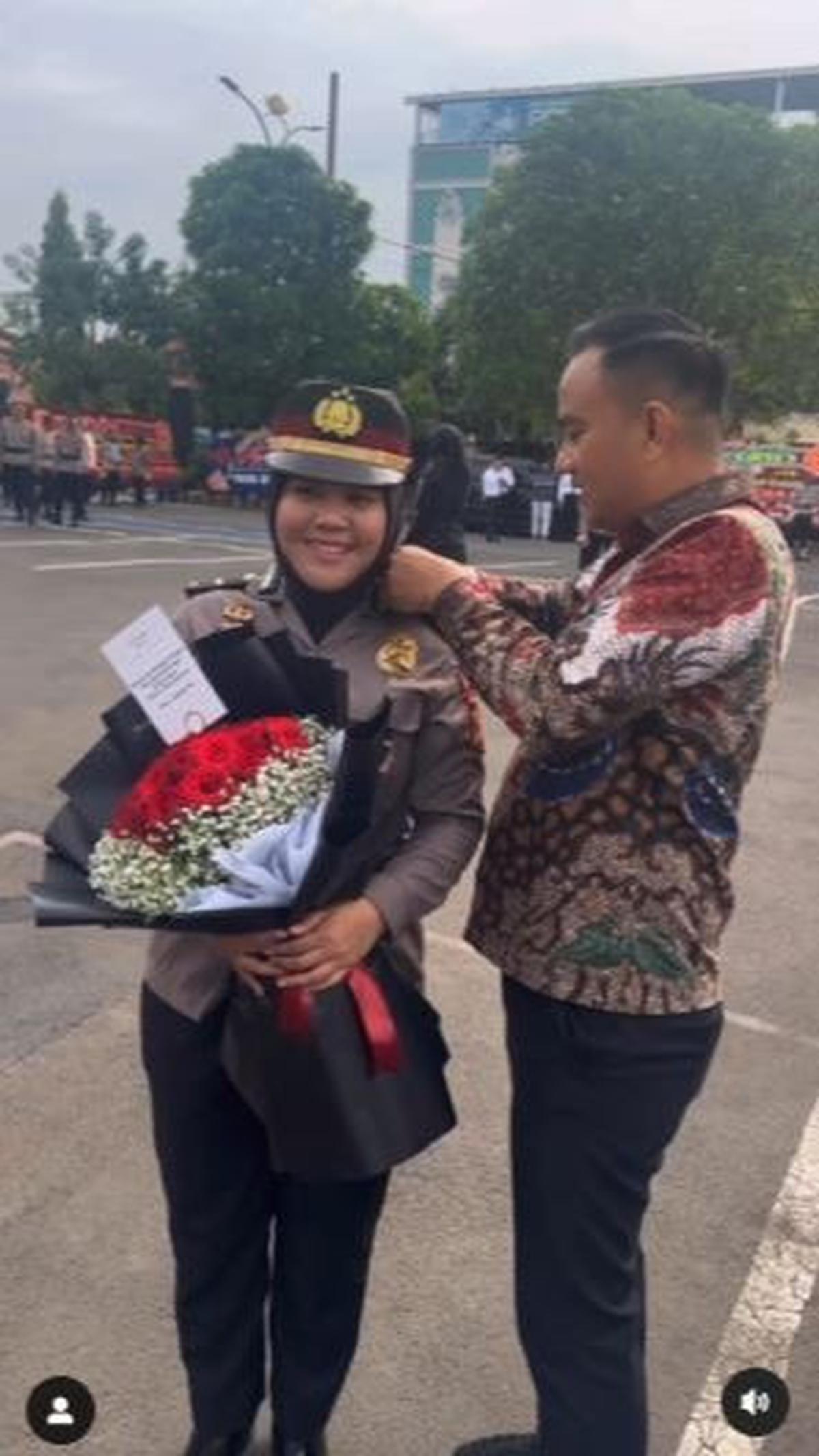 Ucapan selamat pun mengalir untuk Iptu Silvia di kolom komentar.<br>