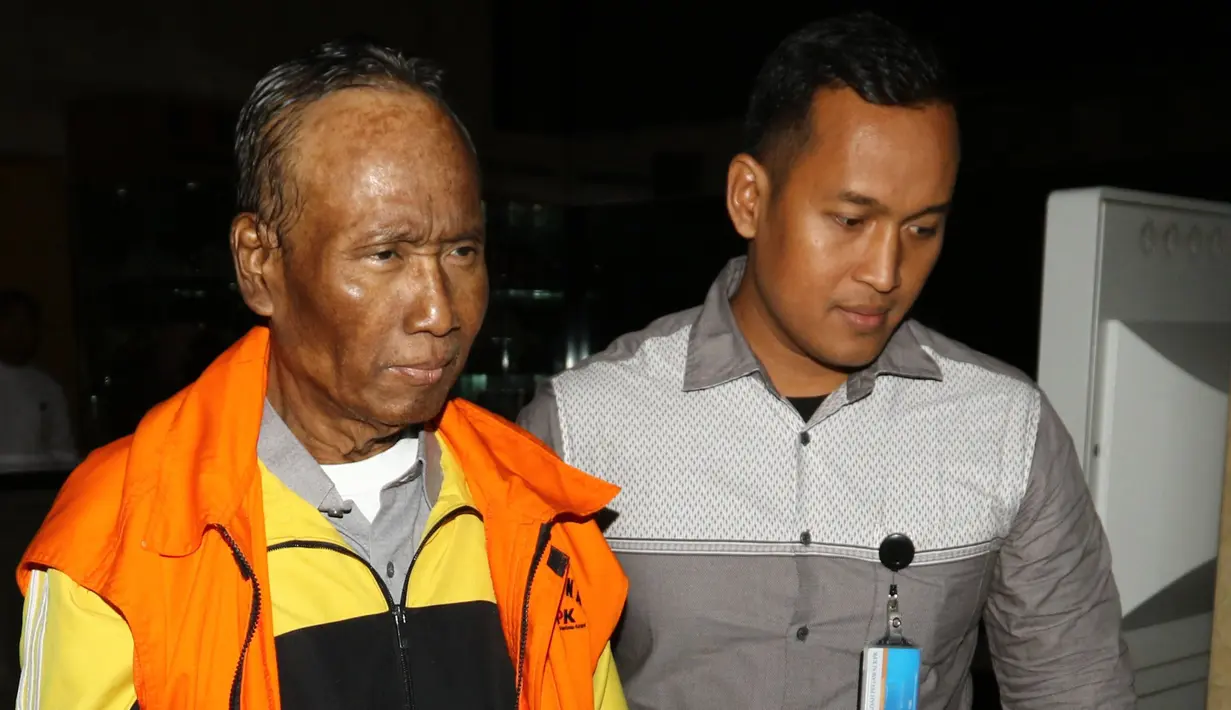 Tersangka korupsi Direktur Pengelola Informasi Administrasi Kependudukan Direktorat Jenderal Kependudukan dan Catatan Sipil Kementerian Dalam Negeri, Sugiharto, usai menjalani pemeriksaan di KPK, Jakarta, Selasa (25/10). (Liputan6.com/Helmi Afandi)