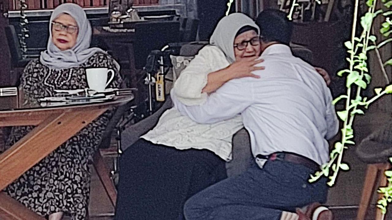 Anies Awali Kampanye Perdana dengan Sungkem ke Ibunda dan Pelukan Hangat Sang Putri