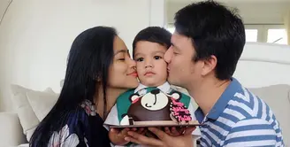 Banyak cara dilakukan oleh setiap orang dalam merayakan Hari Ibu. Tidak merayakan bersama ibunya, justru Titi Kamal bercerita pengalaman sendirinya menjadi seorang ibu dari Arjuna Zayan Sugiono. (Instagram/Titikamall)