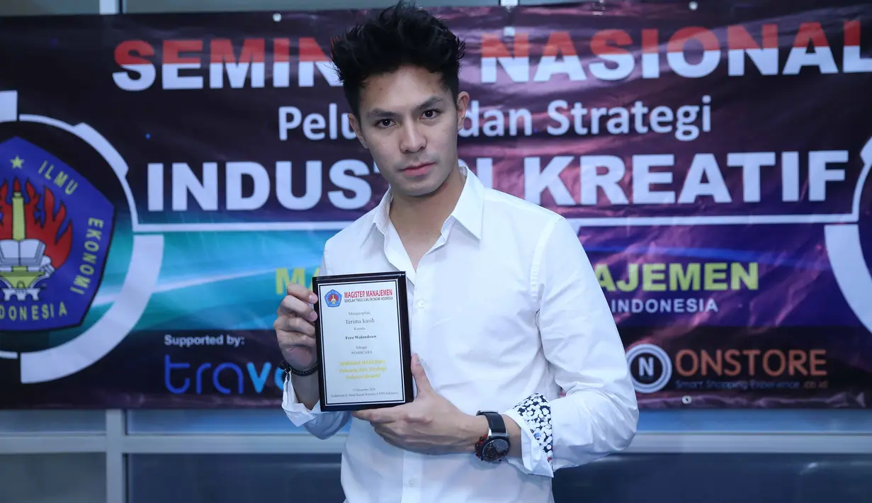 "Pastinya bisa jadi ibu yang baik buat anak-anak, orangnya rendah hati, mau belajar, nggak manja, sosok wanita yang dewasa pastinya, terus smart. Itu aja sih. kalau cantik kan relatif ya," kata Fero Walandouw. (Nurwahyunan/Bintang.com)