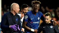 Penyerang Chelsea, Tammy Abraham, mengalami cedera saat bersua Valencia pada laga kelima Grup H Liga Champions, Rabu (28/11/2019) malam waktu setempat. (AFP/Javier Soriano)