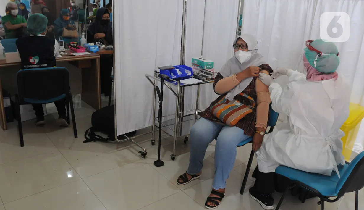 Tenaga kesehatan menyuntikkan vaksin COVID-19 dosis ketiga saat vaksinasi booster COVID-19 di RSUD Tangerang Selatan, Rabu (12/1/2022). Lebih dari 60 warga lanjut usia (lansia) Tangsel mendapatkan vaksinasi lanjutan (booster) COVID-19 dengan jenis Pfizer. (merdeka.com/Arie Basuki)