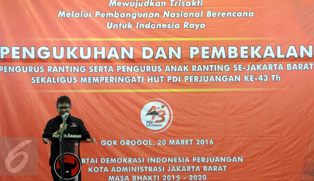Sekjen PDIP Hasto Kristiyanto saat memberikan sambutan di acara pengukuhan pengurus ranting PDIP se Jakarta Barat, Minggu (20/3/2016). Acara tersebut juga menjadi rapat konsolidasi guna menyerap aspirasi kader PDIP (Liputan6.com/Helmi Afandi)