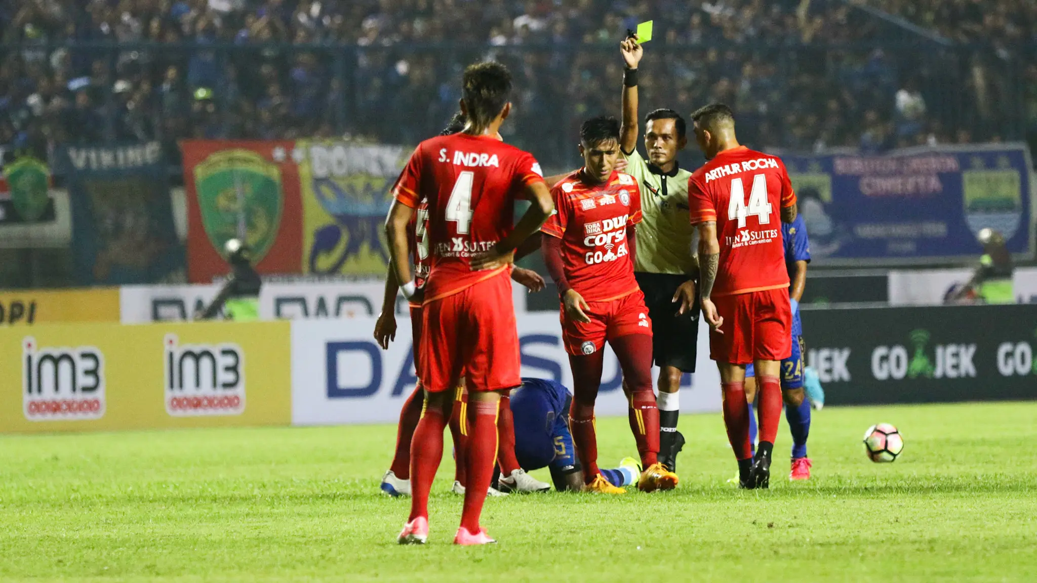 Pemain Arema FC Hanif Sjahbandi diganjar kartu kuning usai melanggar gelandang Persib Bandung Michael Essien, Sabtu (15/4/2017). Arema sukses menahan Persib 0-0 pada laga pertama Liga 1. (Liputan6.com/Yoppy Renato)