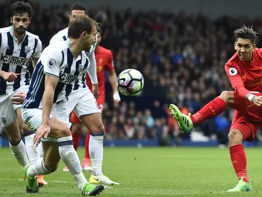 Penyerang Liverpool, Roberto Firmino, melepaskan tendangan ke gawang  West Bromwich Albion pada laga lanjutan liga Inggris di Stadion The Hawthorns, Minggu (16/4/2017). The Reds menang 1-0 atas West Bromwich Albion.( EPA/Will Oliver)