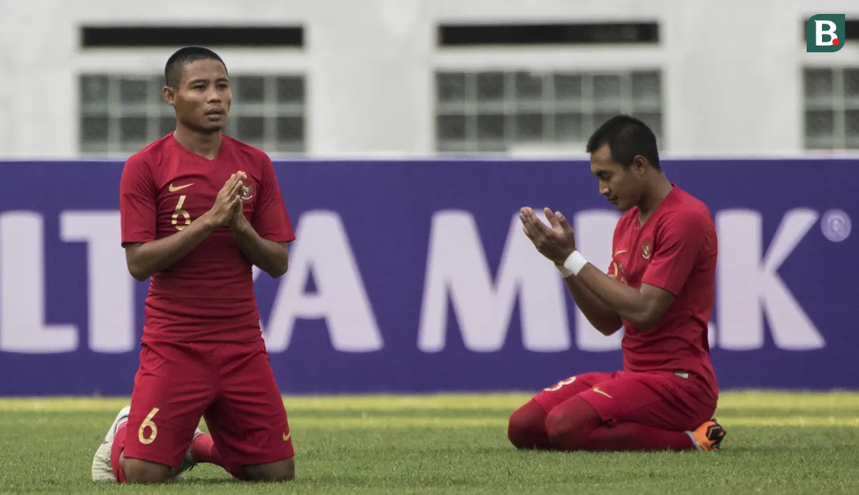 Gelandang Timnas Indonesia, Evan Dimas, berdoa sebelum melawan Mauritius pada laga uji coba di Stadion Wibawa Mukti, Jawa Barat, Selasa (11/9/2018). Indonesia menang 1-0 atas Mauritius. (Bola.com/Vitalis Yogi Trisna)