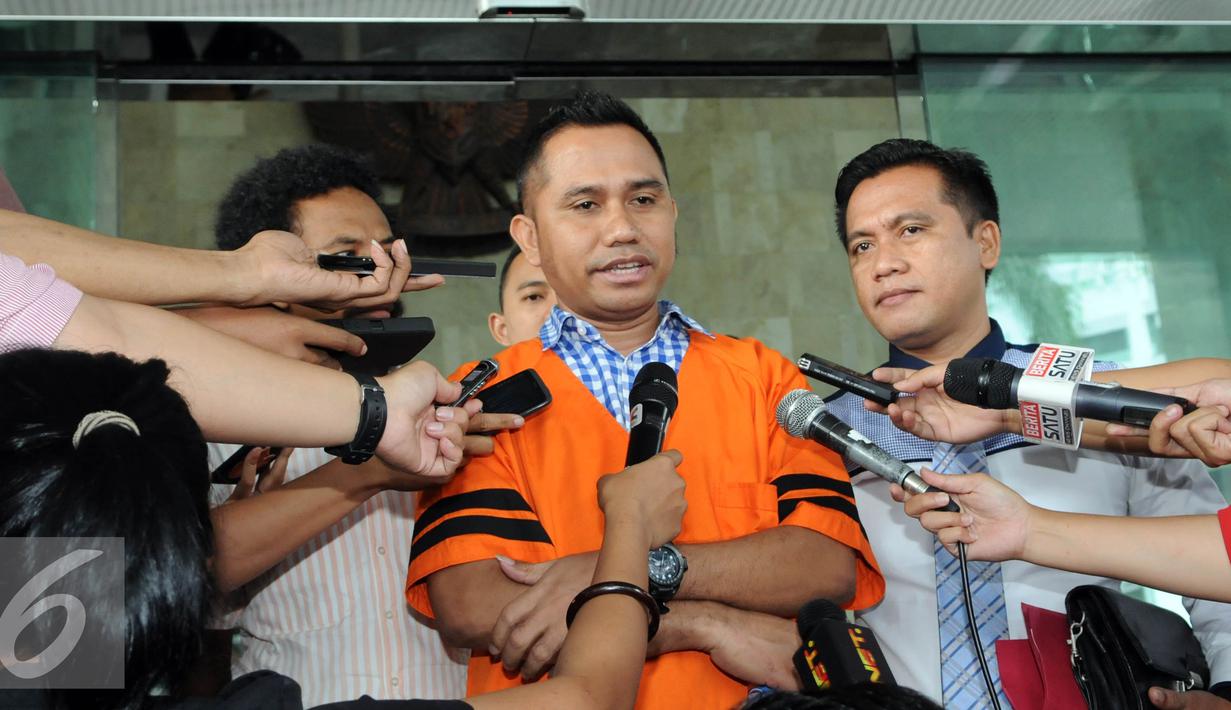 Kuasa hukum Saipul Jamil, Kasman Sangaji memberikan keterangan di Gedung KPK, Jakarta, Kamis (11/8). Kasus dugaan suap pengurangan vonis Saipul Jamil siap disidangkan karena dinyatakan p21. (Liputan6.com/Helmi Afandi)